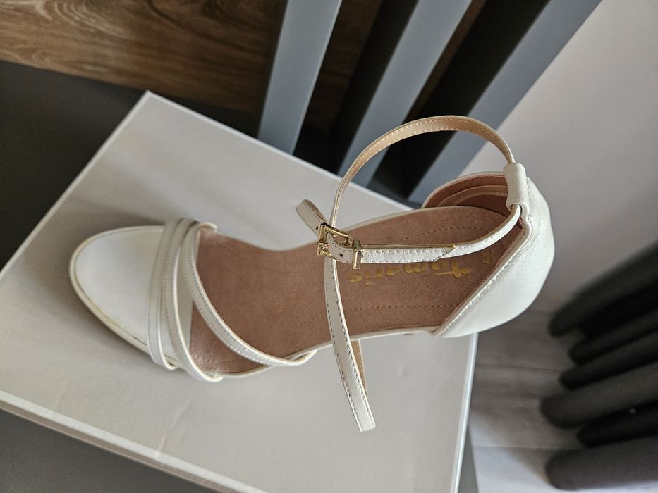 Sandale albe Tamaris