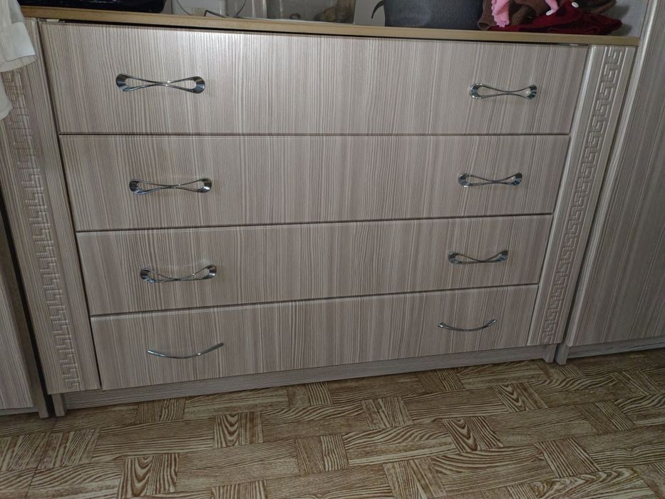 Комод и плательные шкафы