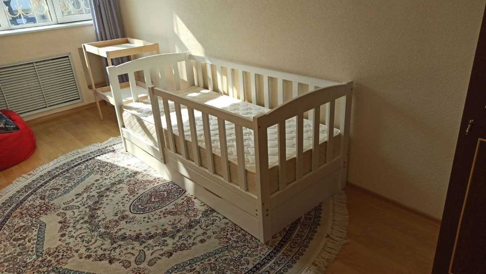 Белая детская кроватка 1.8х0.8