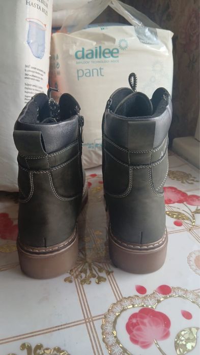 Продам новые женские ботинки 39 размер