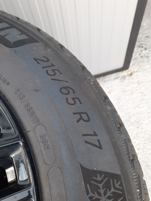 2 Броя 215/65/17 Michelin 7,5mm 2023DOT