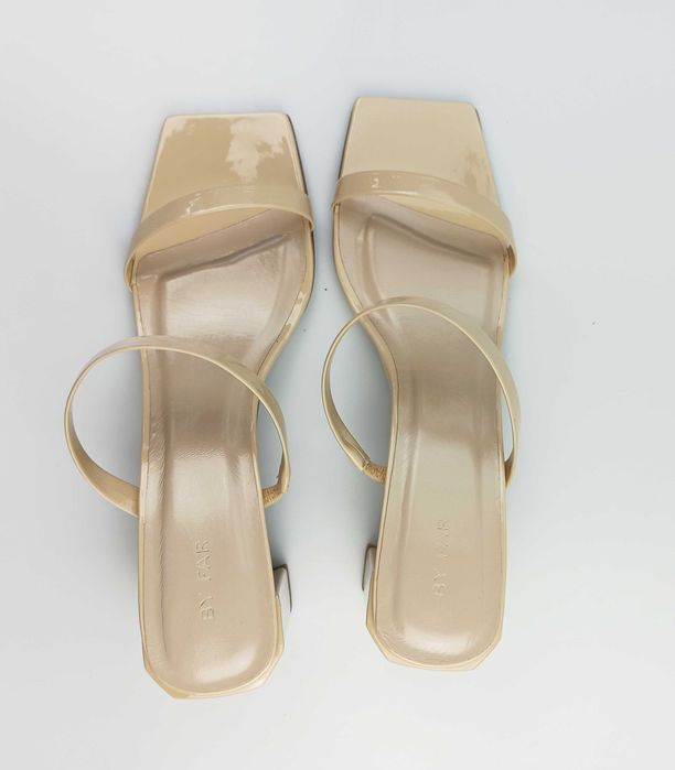 Лачени чехли BY FAR Tanya Patent Leather Mules, дамски сандали цвят нуд / бежово, летни дамски обувки, елегантни дамски сандали