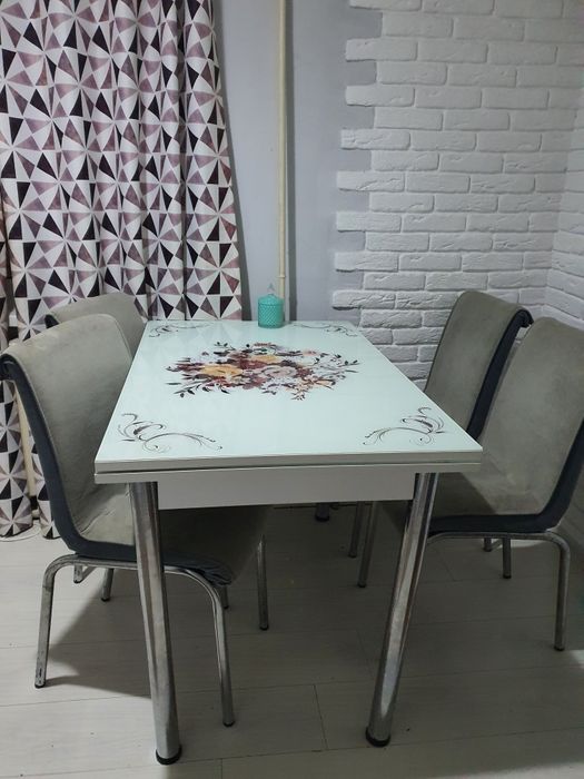 Продам Стол и 4 стулья