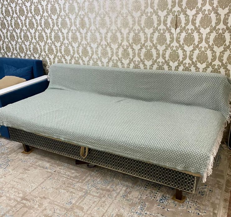 Мягкий диван раскладной.