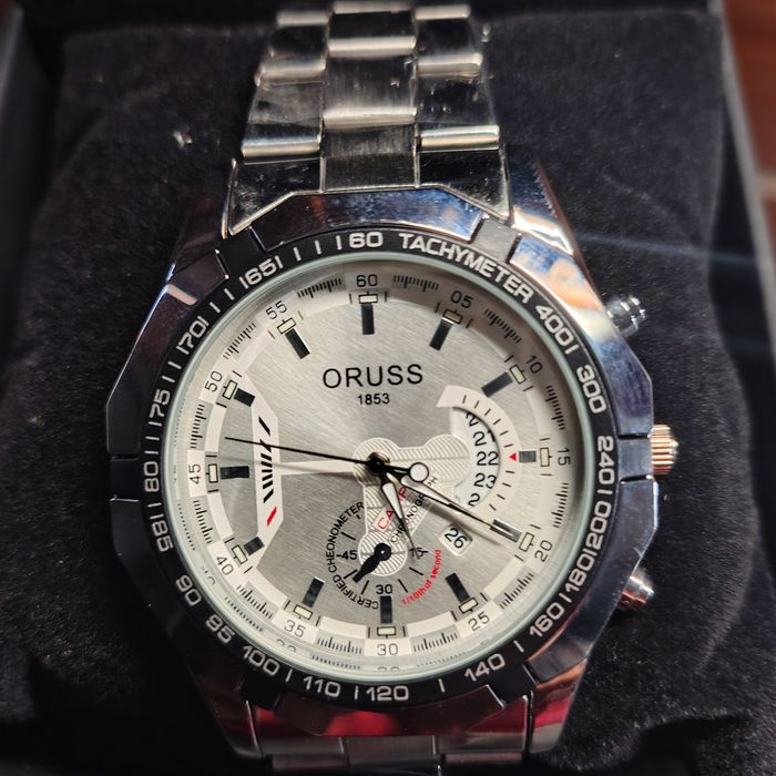 Часовник кварцов на батерия,марката се вижда на снимките