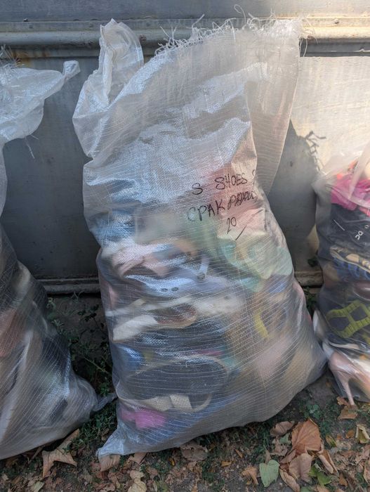 Lot 4 saci cu papuci amestecati si folositi pentru piata sau obor