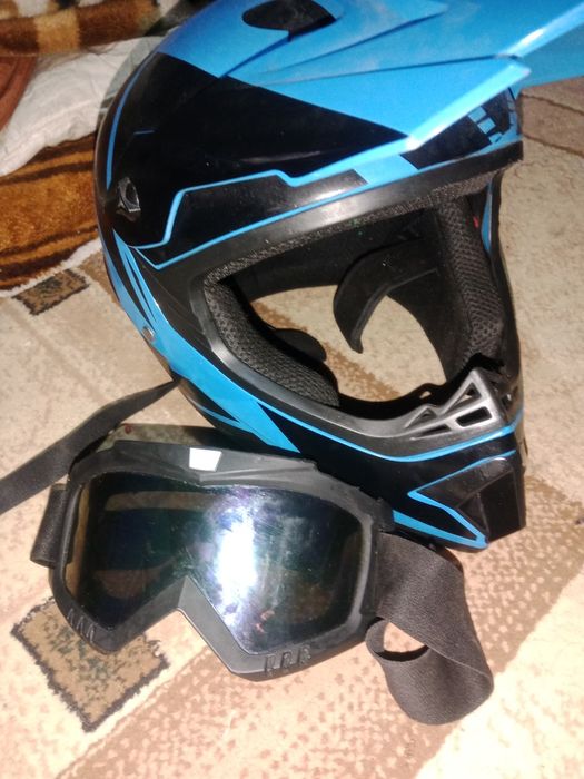 Продам шлем с очками