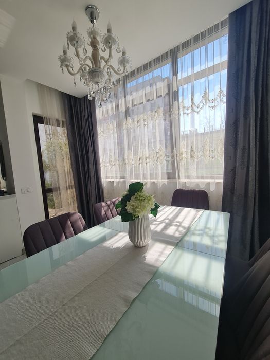 Închiriez apartament cu trei camere mobilat și utilat