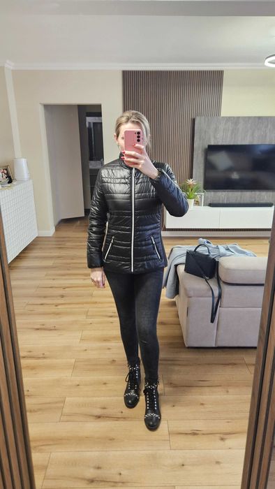 Geaca neagra potrivita la marimea M