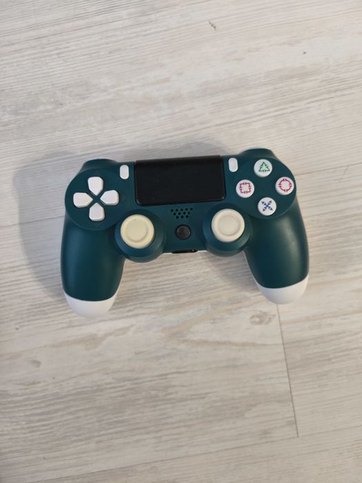 Playstation 4 + 10 игри + 3 джойстика