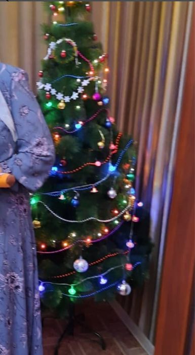 Продам искуственный Елка с игрушками