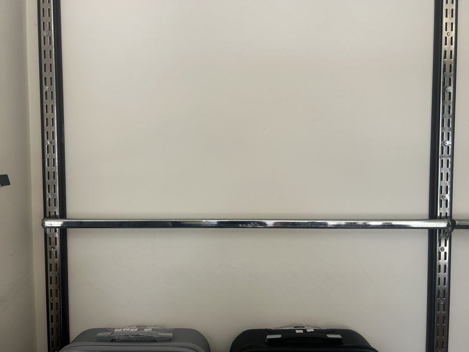 Оборудване за магазин за дрехи-щендери, манекени, закачалки, рафтове