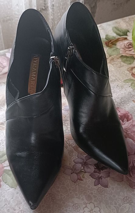 Pantofi noi din piele.