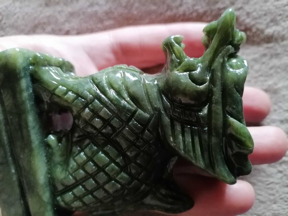 Vand dragon din jad sculptat manual