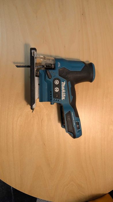 Fierestrău pendular Makita DJV185