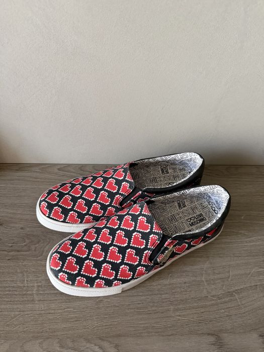 Продам слипоны Love Moschino