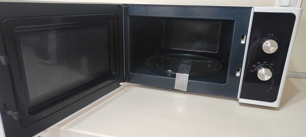 Продавам Микровълнова фурна Samsung MS23F301EAW 23л 800 W