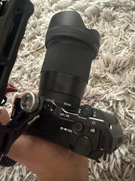 Vând Kit Vlogging Sony ZV-E10 4K + Microfon Røde VideoMic + Obiectiv Sigma + Cage/Mâner SmallRig
