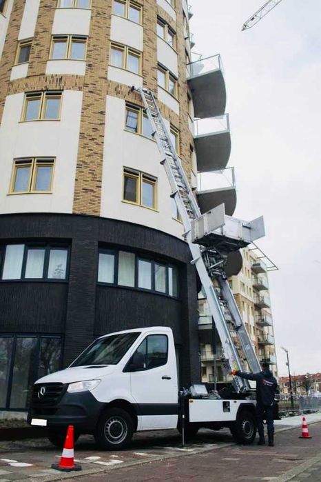 Închiriază lift exterior acum! Urcă orice material fără efort!