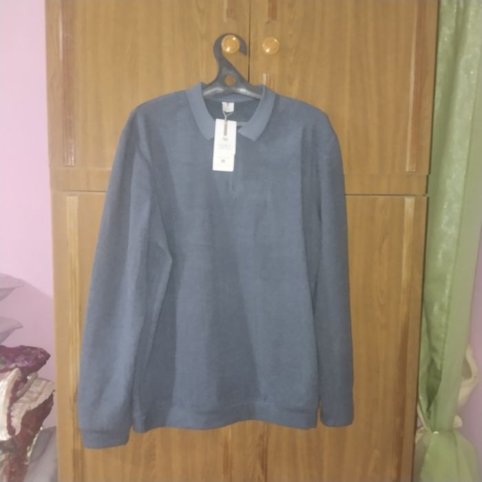 Продам свитер новый