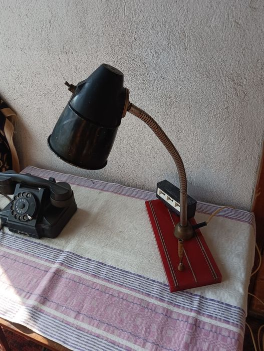 Продам лампу настольную.