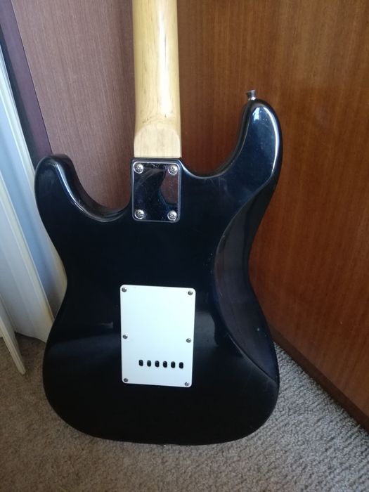 Електрическа китара Rocktile с кубе и свързващ аудио кабел