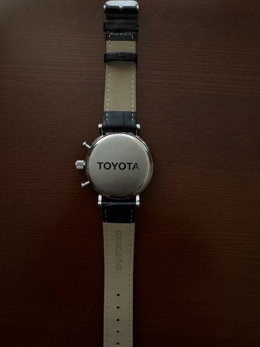 Продам оригинальные Часы Тойота