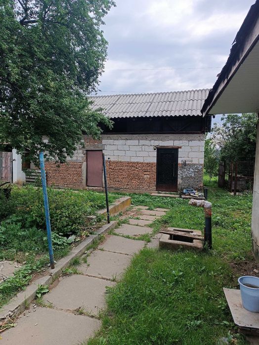 casa de vinzare in com Floresti,sat.Catina,jud Prahova,4camere,gaze,apa,canalizare ,1450mp pe str principala nu are baie,15 km  MORENI,15km CAMPINA,
