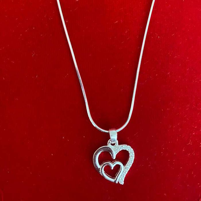 Сребърни гривни и колиета сърце