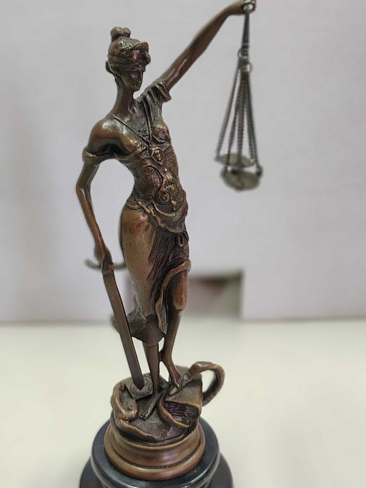 Vând statuie Justiția, din bronz si statuie Lady at the Bar ,din bronz