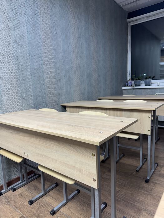 Продается даа комплекта парты. Парта и два стула