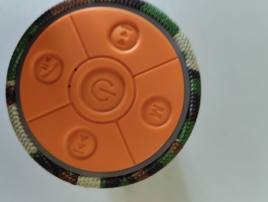 Без проводная блютуз колонка..