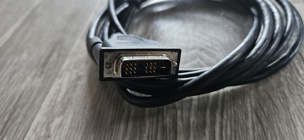 Vând cablu adaptor video HDMI la DVI