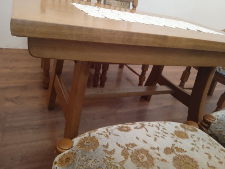 Masa cu 6 scaune din lemn masiv