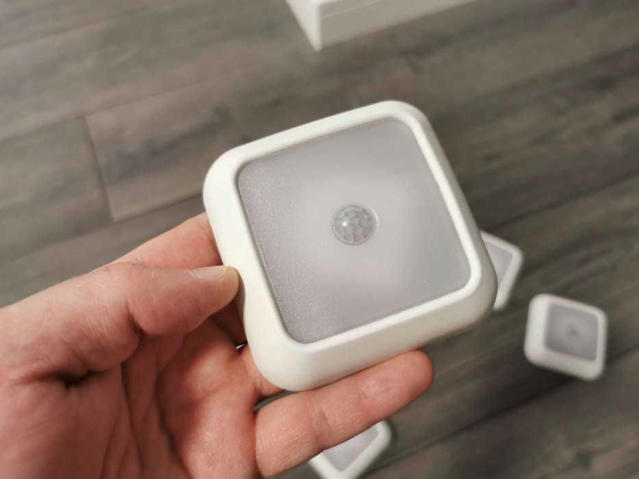 Lumini LED pentru scari sau perete, cu senzor de miscare (pe baterii)