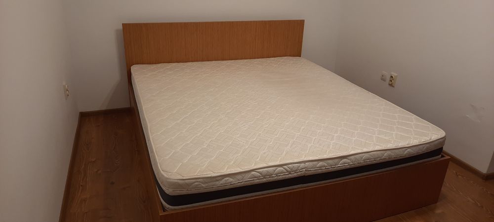 Vând pat dublu cu saltea .