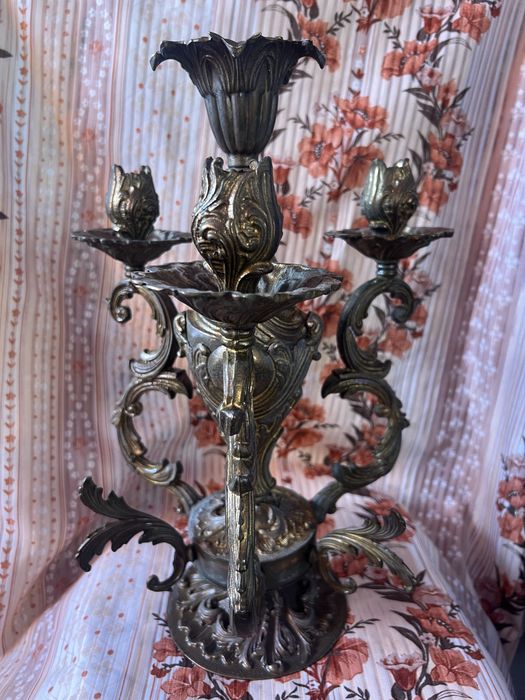 Это бронзовый подсвечник