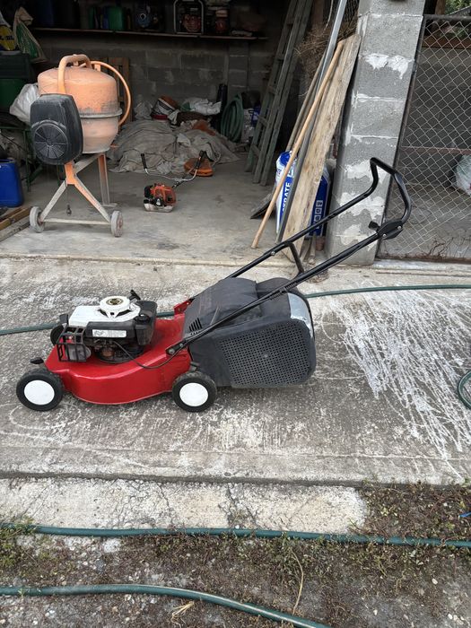 Masina de tuns iarba