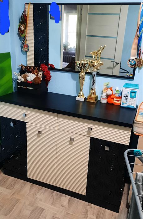 Продам комод с зеркалом.