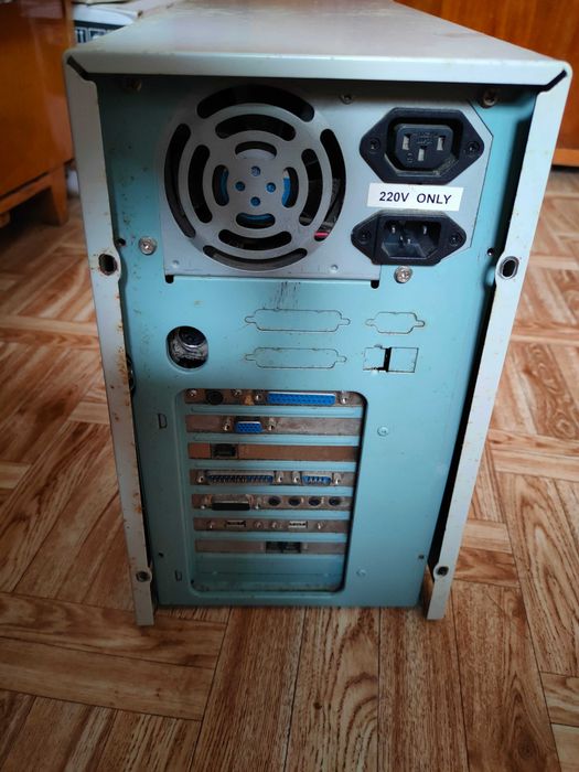 Продавам стационарен компютър с монитор, тонколони, мишка и клавиатура