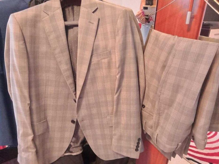 Costum barbatesc nou, gri in carouri, 2 veste: gri si bleumarin