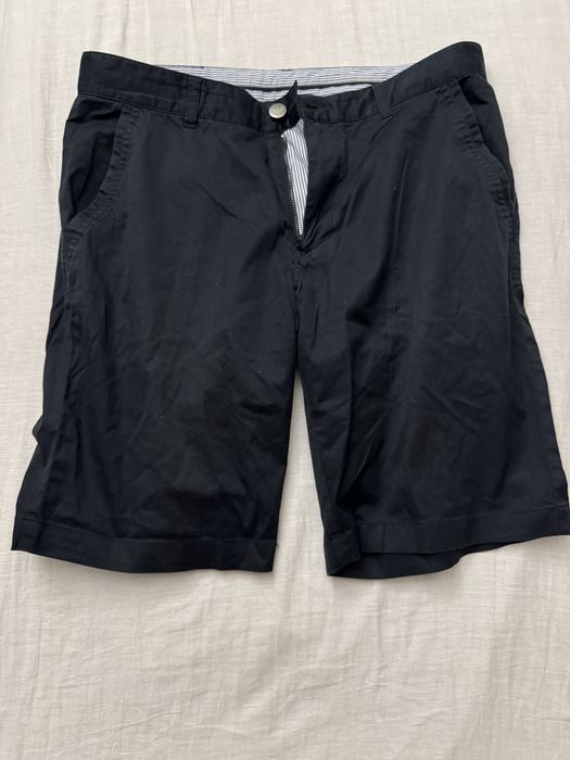 Pantaloni scurți Emporio Armani – casual și eleganți