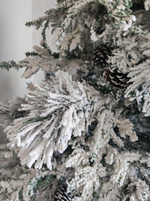Елха с вградени шишарки и сняг
