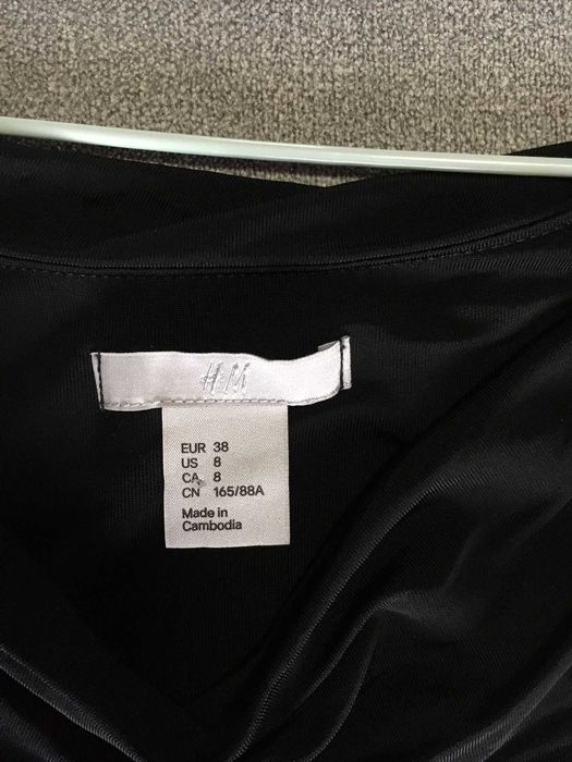 rochie neagra eleganta mulata H&M