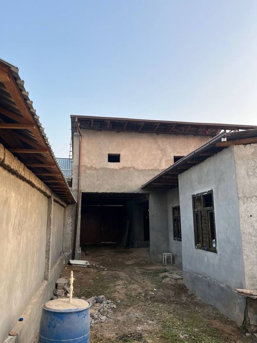 Uchaska sotiladi  2 etaj 4,1 sotix karobka holatda Uchqahramonda