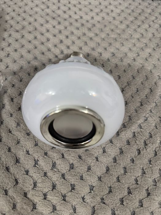 Bec led cu telecomandă și bluetooth