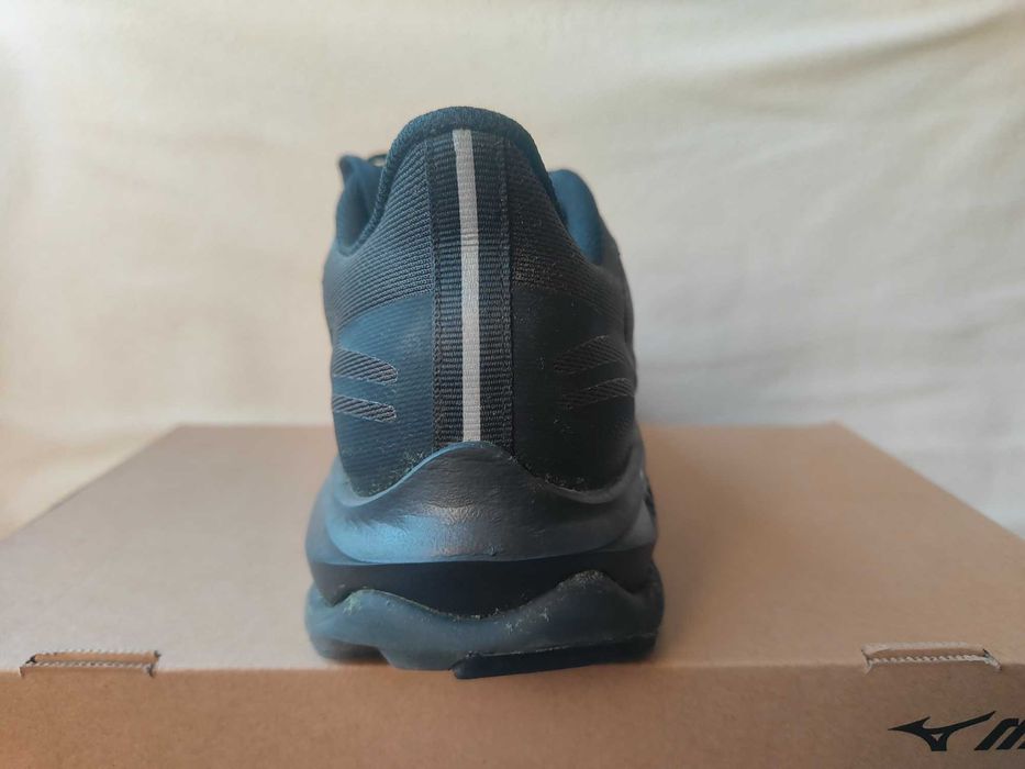 Маратонки NIKE   39 номер /40 номер Mizuno