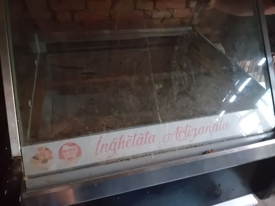 Vitrină de înghețată