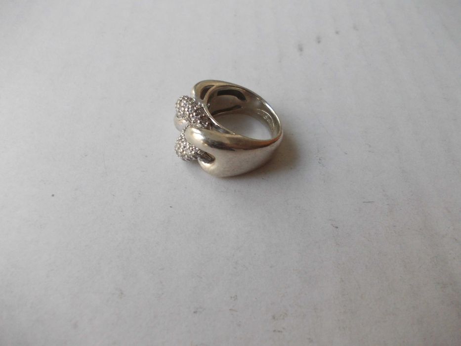 Inel vechi din argint cu pietre albe