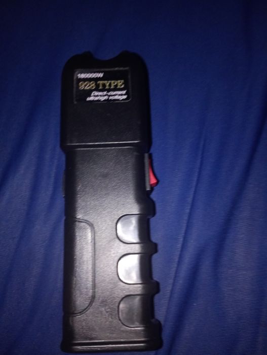 Aparat de autoapărare(electroshock și lanterna)